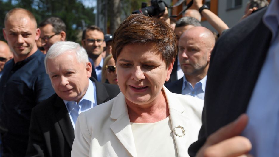 Jaros�aw Kaczy�ski  Beata Szyd�o
Stalowa Wola, 18.08.2019. Prezes PiS Jaros�aw Kaczy�ski (2L) i oraz eurodeputowana Beata Szyd�o (C) w drodze na Piknik Rodzinny #DobryCzasPL, 18 bm. w Stalowej Woli. (kf) PAP/Darek Delmanowicz
Darek Delmanowicz
#DobryCzasPL, Jaros�aw Kaczy�ski  Beata Szyd�o, kampania wyborcza, parlamentarne, piknik, pis, polityk polityka, premier, rodzinny dobry czas, sejmu i senatu, stalowa wola  stalowej woli, wizyta krajowa, wybory