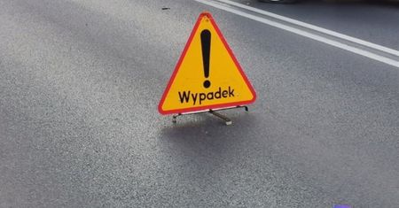 Samochód dachował i uderzył w słup energetyczny w powiecie włocławskim