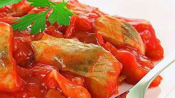 Wigilijne śledzie z ogórkami, pieczarkami i przecierem pomidorowym.