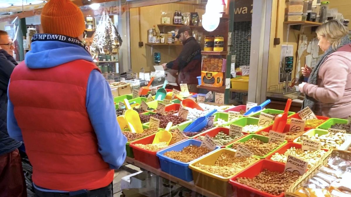 Przed?wi?teczne zakupyFot. Piotr Molecki/East News, Warszawa, 1822.12.2022. Zakupy przed swietami Bozego Narodzenia w warszawskiej Hali Mirowskiej.Piotr Molecki