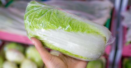 Kupiła kapustę w supermarkecie. To, co było w środku, odebrało jej apetyt