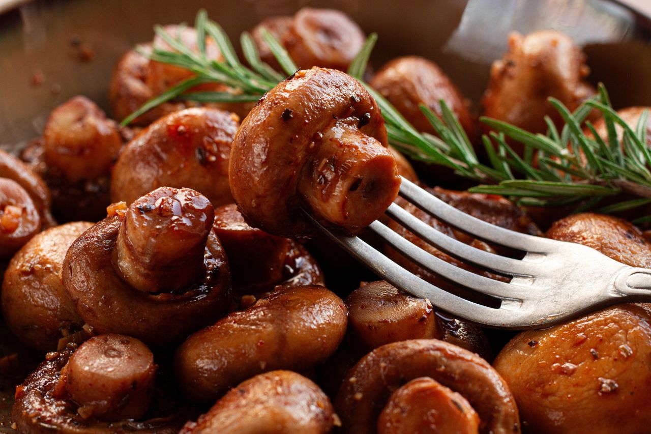 Nie rób tego podczas smażenia pieczarek. Inaczej wyjdą wodniste i sflaczałe, a nie chrupiące