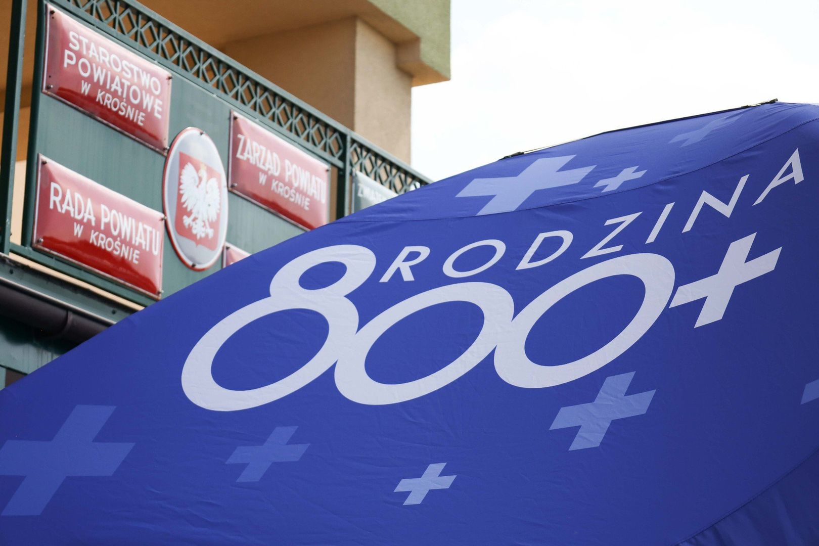 Liczby jasno pokazują, że program „800 plus” dociera zarówno do dużych miast, jak i do mniejszych miejscowości w całym regionie. 