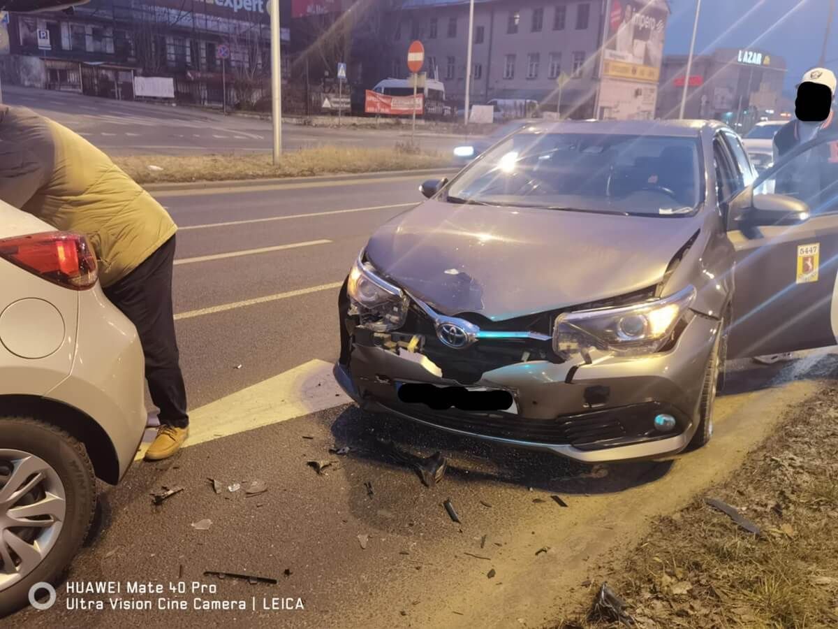 Zderzenie mazdy z toyotą na al. Solidarności w Lublinie