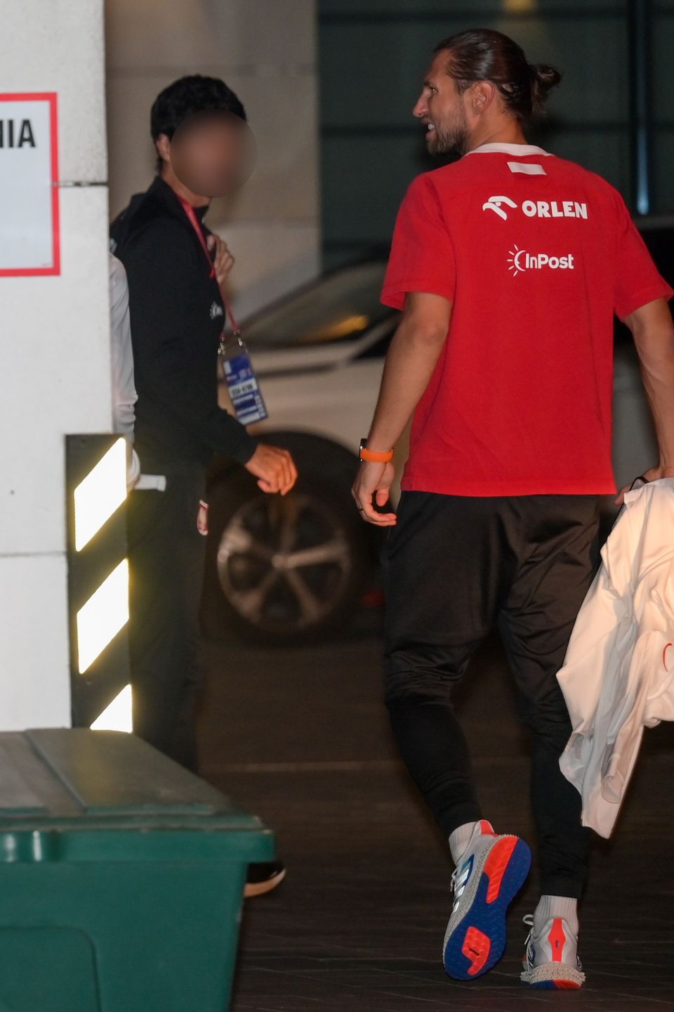 Piłkarze reprezentacji Polski wracają do hotelu po meczu z Wyspami Owczymi