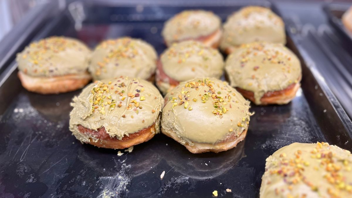 Pączki z nadzieniem pistacjowym