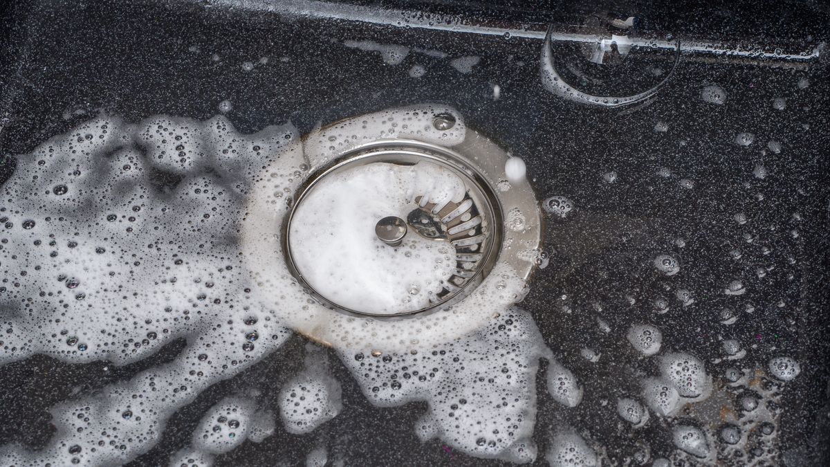 Jak wyczyścić zatkany zlew?