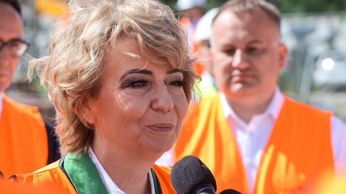 Łódź, 21.06.2024. Prezydent Łodzi Hanna Zdanowska (C) podczas wizyty technicznej szefa resortu infrastruktury na terenie budowy tunelu linii średnicowej pod Łodzią, 21 bm. (amb) PAP/Marian Zubrzycki