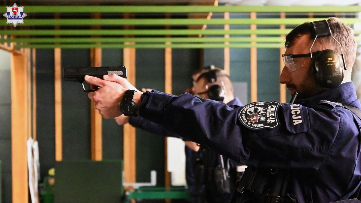 Policjanci na strzelnicy