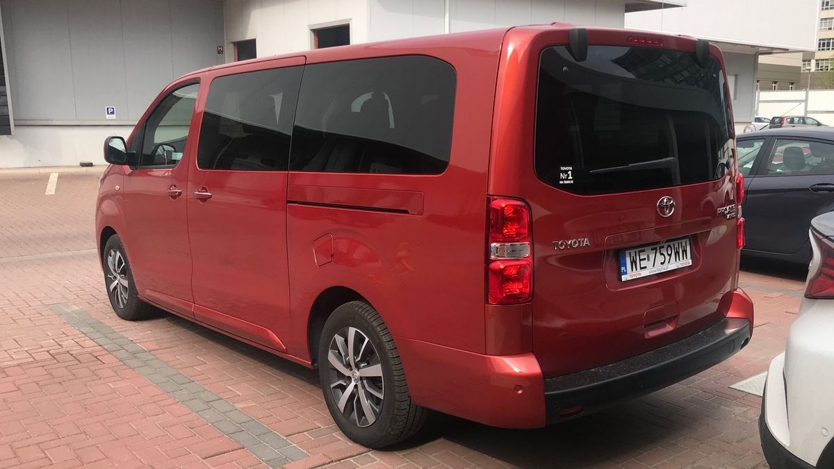 Zdjęcia w ogłoszeniu mogą pokazywać sylwetkę auta, ale jeśli wideo ma zastąpić w jakimś sensie oględziny na żywo, to nagrajcie je tak, jakbyście chcieli to auto sami zobaczyć, kupując je.