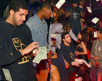 Drake RZUCA PIENIĘDZMI! "Wydał" 50 tysięcy dolarów! (FOTO)