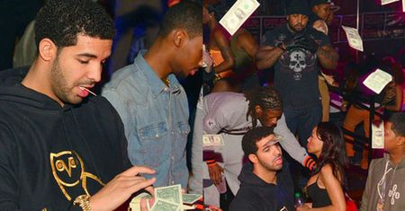 Drake RZUCA PIENIĘDZMI! "Wydał" 50 tysięcy dolarów! (FOTO)