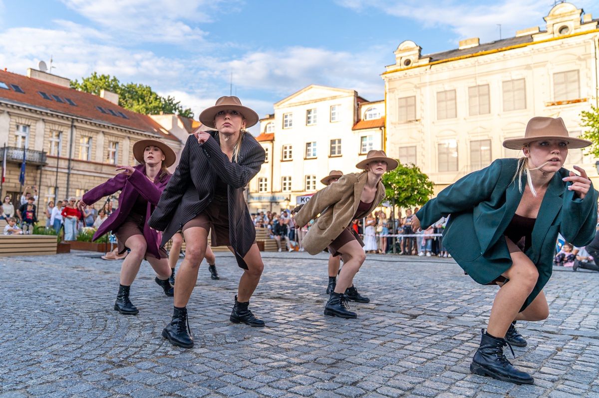 Konin: Akcent na zakończenie festiwalu teatrów. Plac Wolności ożył