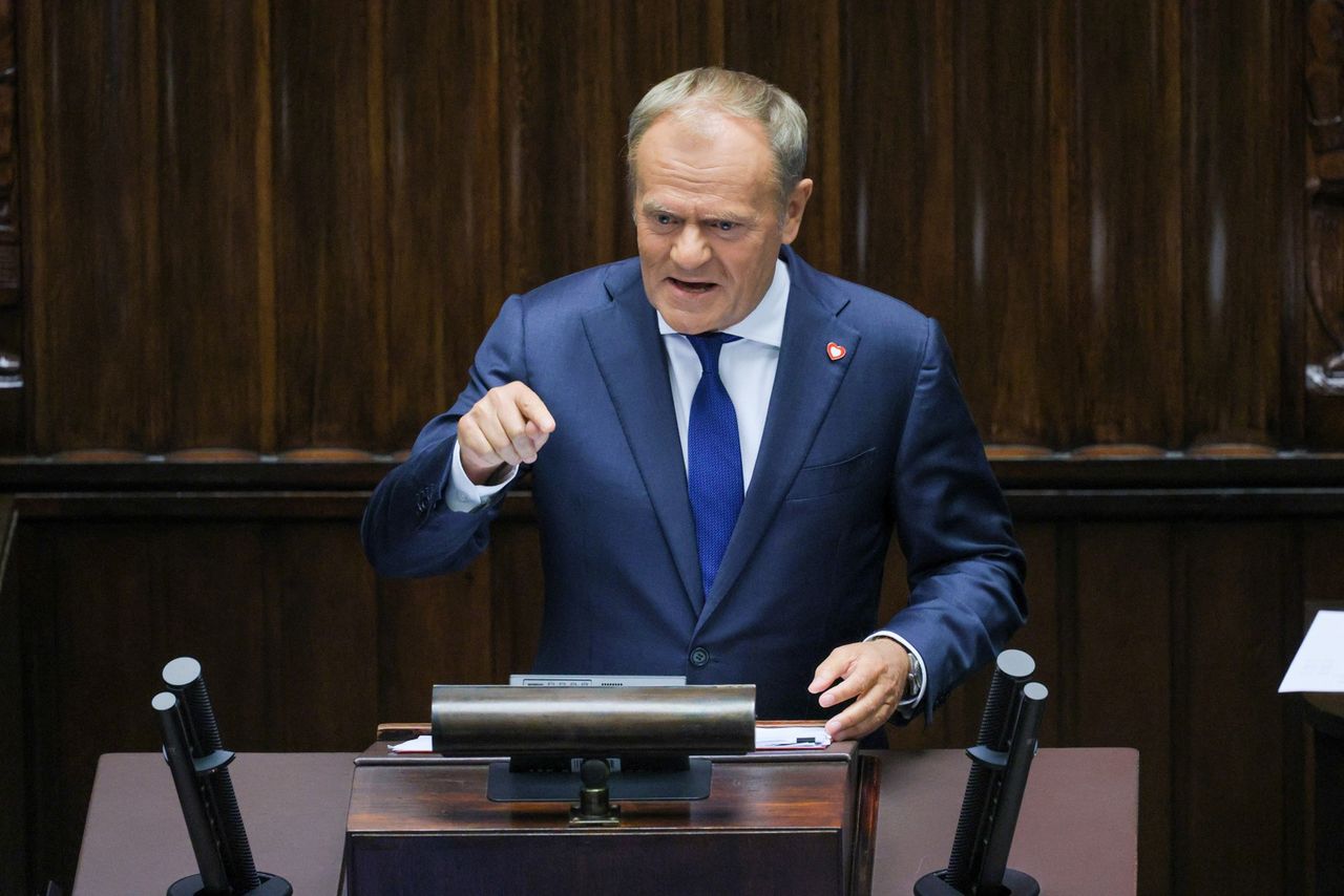 "Żaden rząd nie podjął porównywalnych decyzji". Tusk przypisuje zasługi ws. 800 plus