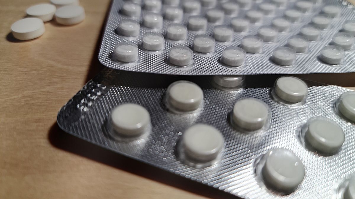 White pills close-up. Taking medications. Medications.
The White pills close-up. Taking medications. Medications.
bin kontan