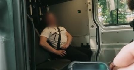 Stał przy drodze. Nagle nadjechała policja. "Ależ pan mnie załatwi"