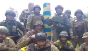 Symboliczny moment. Ukraińcy przywracają słupy na granicy z Rosją