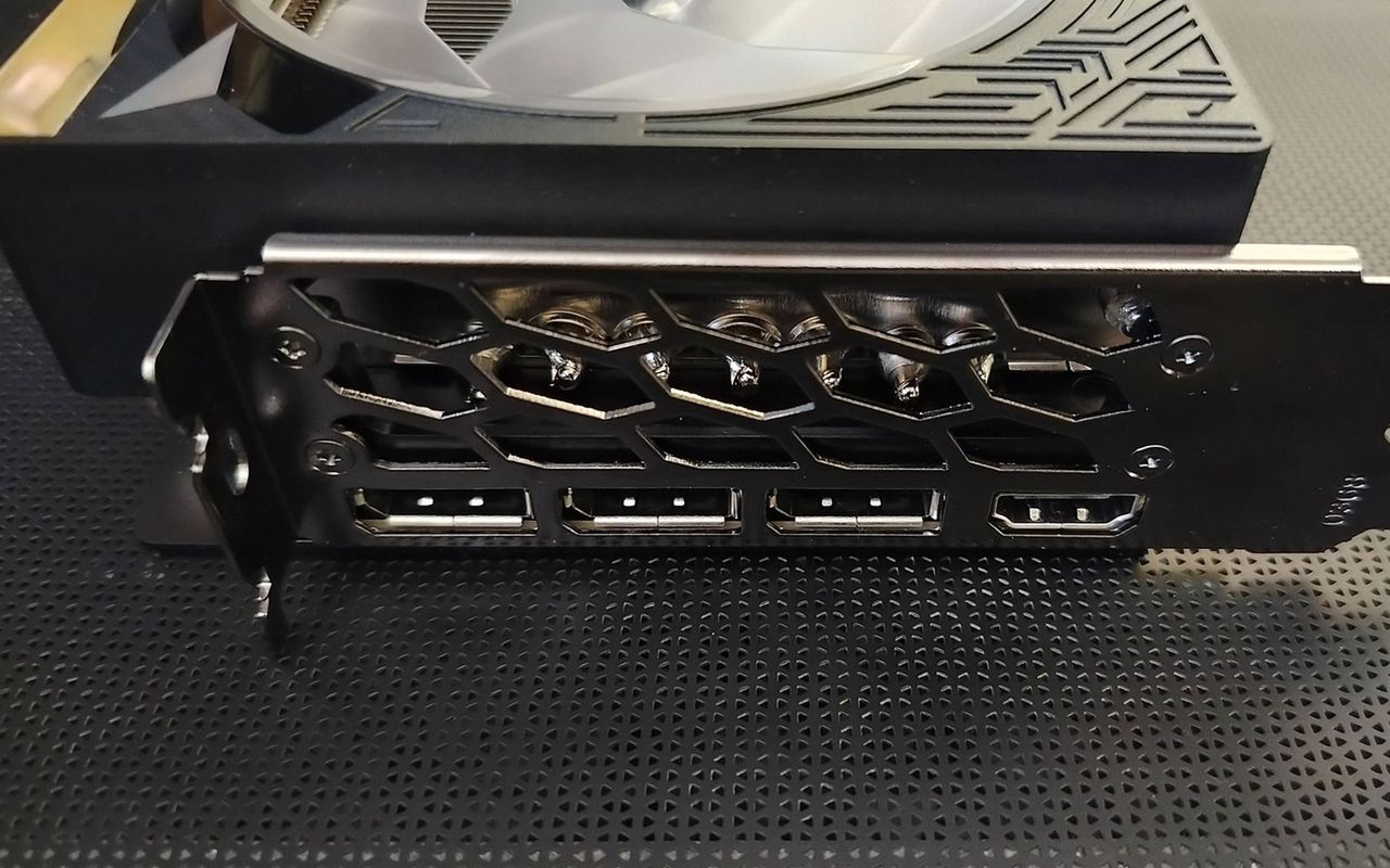 KFA2 GeForce RTX 5080 1-Click OC śledź i złącza