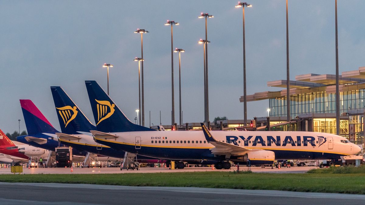 lotnisko port lotniczy wrocław samolot ryanair