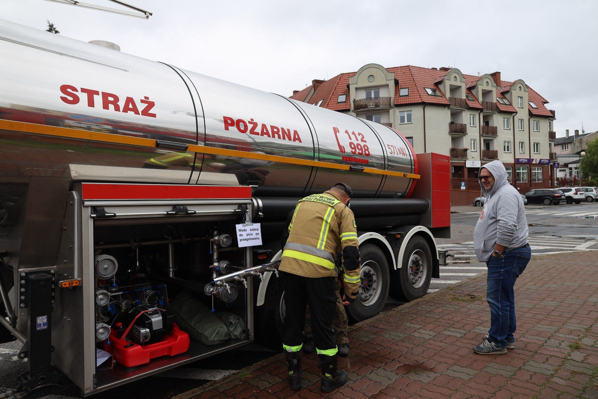 Mieszkańców Wałcza w wodę zaopatrują dwie cysterny JRG - z Wałcza oraz ze Szczecina.
