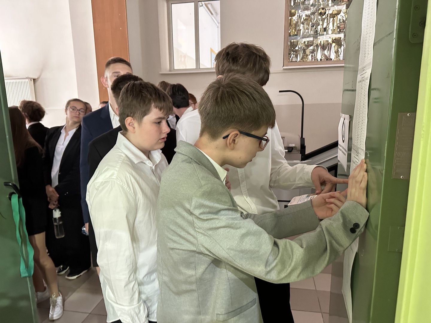 Egzamin ósmoklasisty w Tomaszowie 2025. Byliśmy w SP nr 1 przed egzaminem z języka polskiego. 13.05.2025