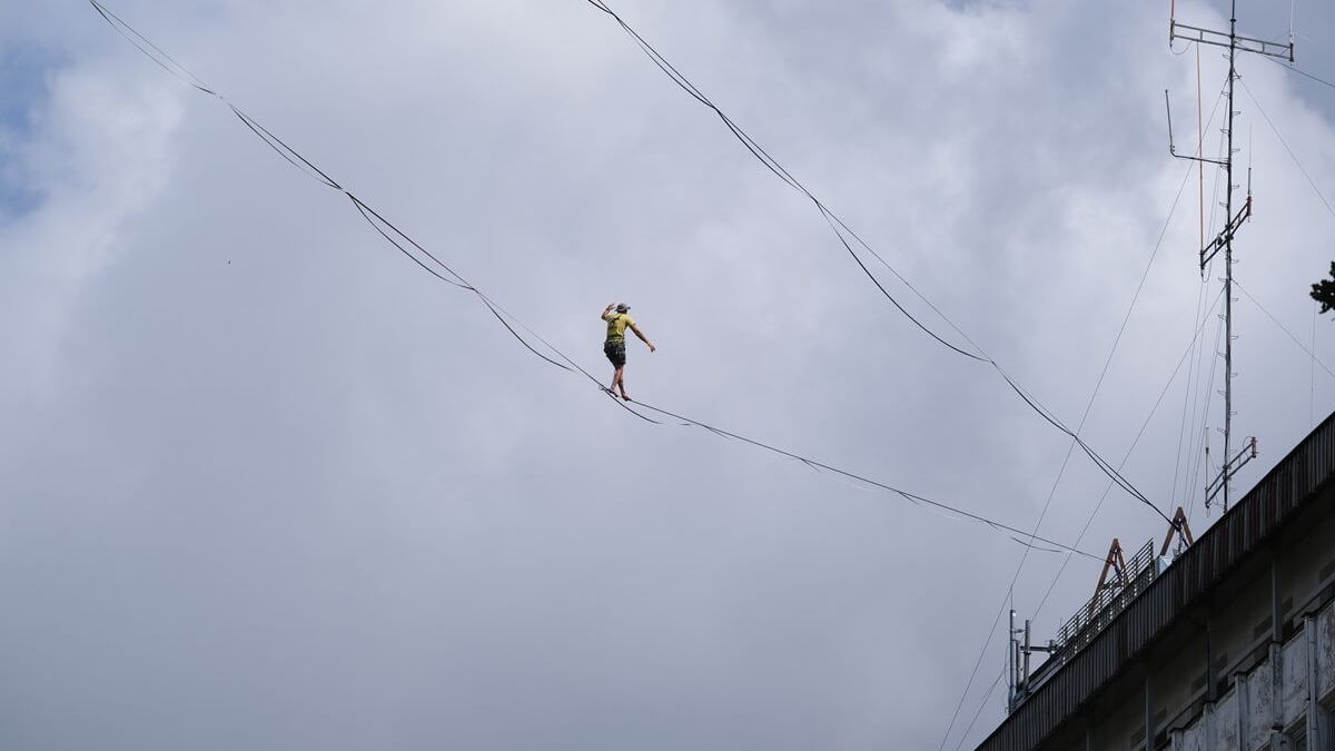 Slackliner spacerujący pomiędzy budynkami Urzędu Miasta Lublin i Lubelskiego Urzędu Wojewódzkiego