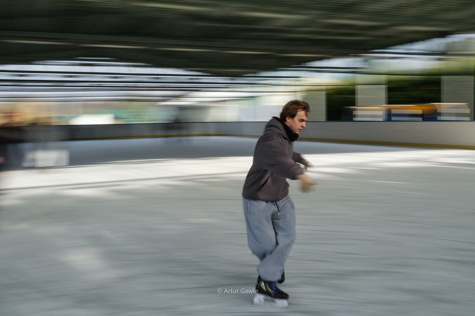 Na lodowisku przy ulicy Wojska Polskiego amatorów jazdy na łyżwach przybywa z godziny na godzinę