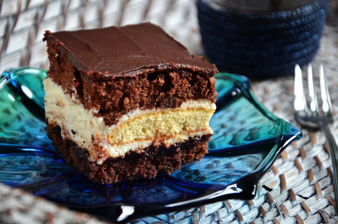 Classic dessert revival: The art of crafting the perfect cocoa cake with cream