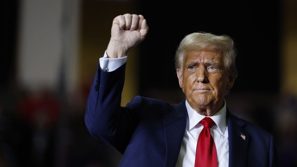 Donald Trump z 312 głosami elektorskimi