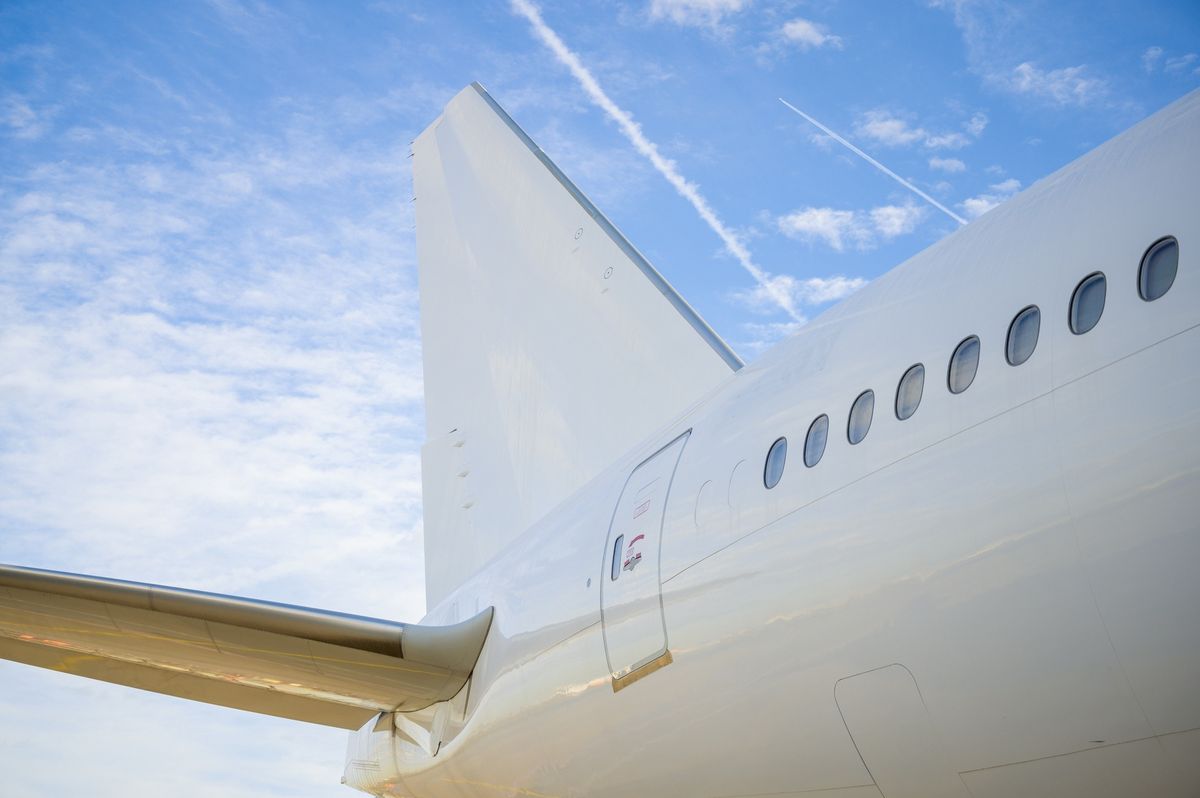 Samolot pomalowany na biało - zdjęcie ilustracyjne