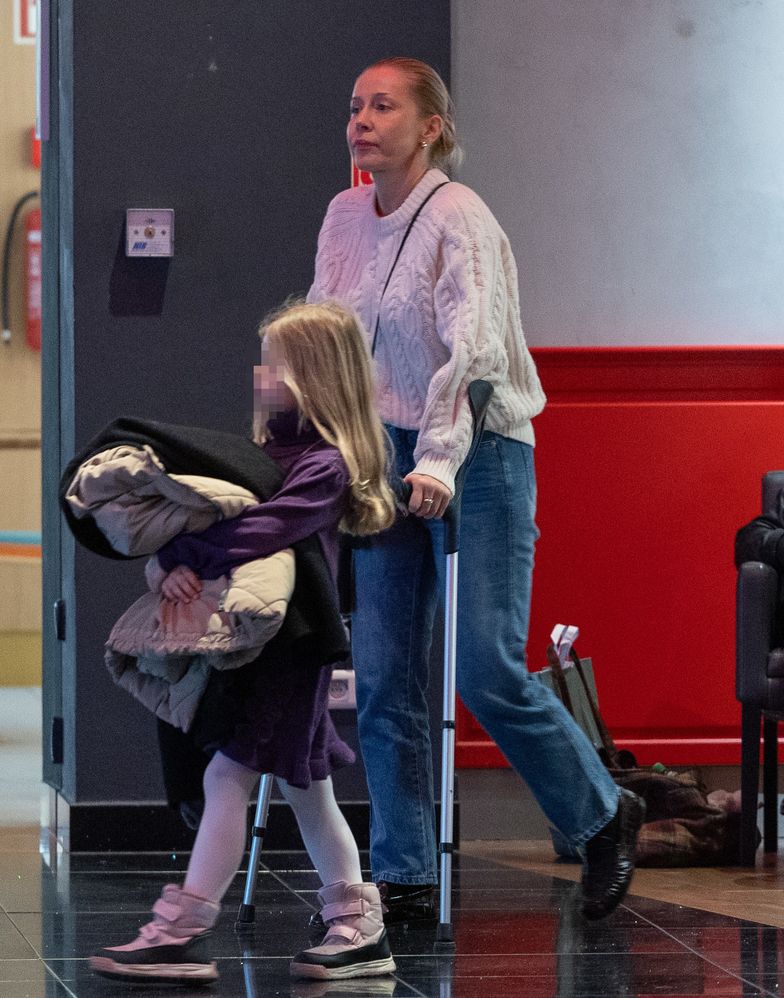 Katarzyna Warnke buszuje po centrum handlowym z córką