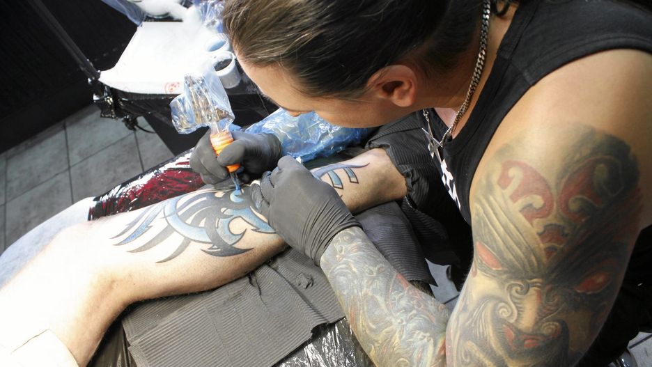 Co dalej z tatuatorami? Kiedy zostaną otwarte studia tatuażu?