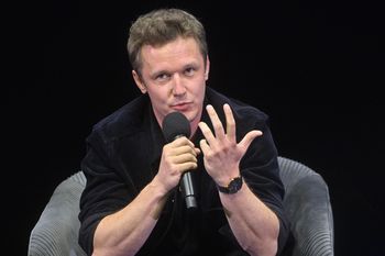 Zagrał w hicie Netflixa. Nie wszyscy wiedzą z kim jest w związku