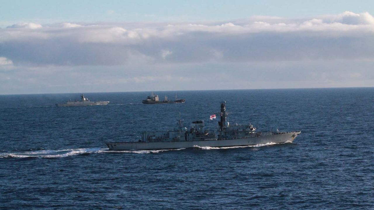 Fregata HMS Portland asystująca Admirałowi Gorszkowowi przepływającemu przez wody międzynarodowe opodal Wielkiej Brytanii 