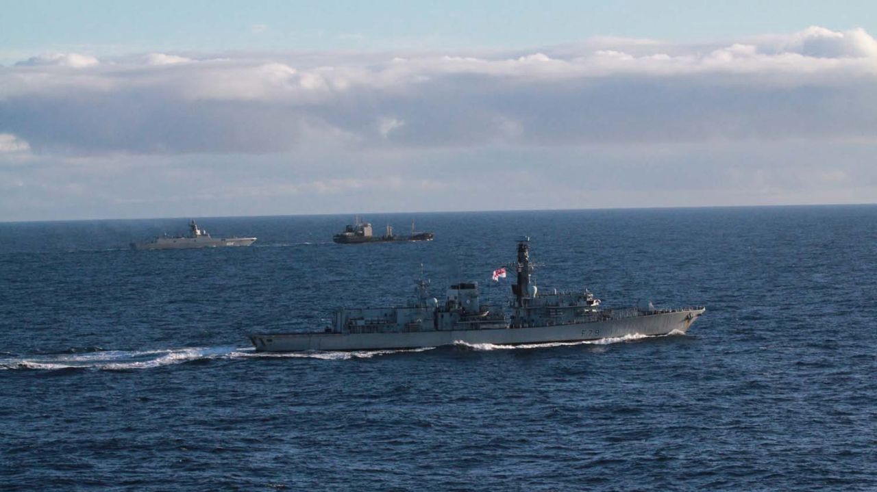 Fregata HMS Portland asystująca Admirałowi Gorszkowowi przepływającemu przez wody międzynarodowe opodal Wielkiej Brytanii 