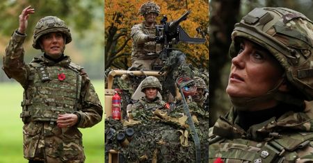 Dziarska Kate Middleton w mundurze odbywa ćwiczenia wojskowe z żołnierzami w koszarach (ZDJĘCIA)