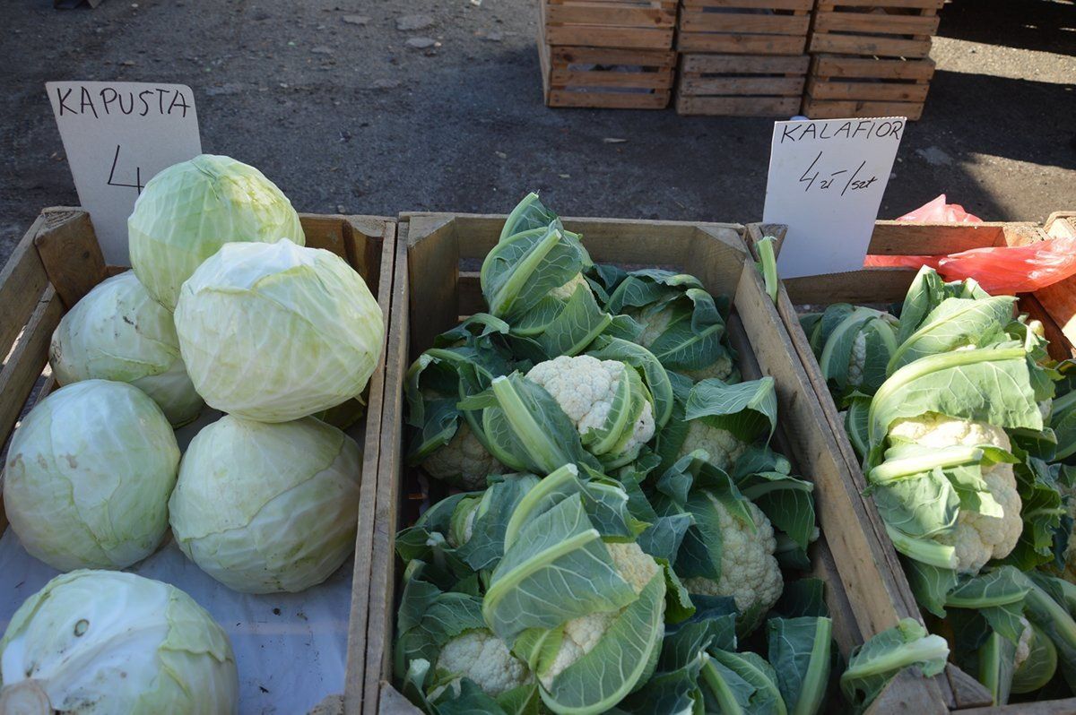 Owoce i warzywa na na placu targowym w Stalowej Woli