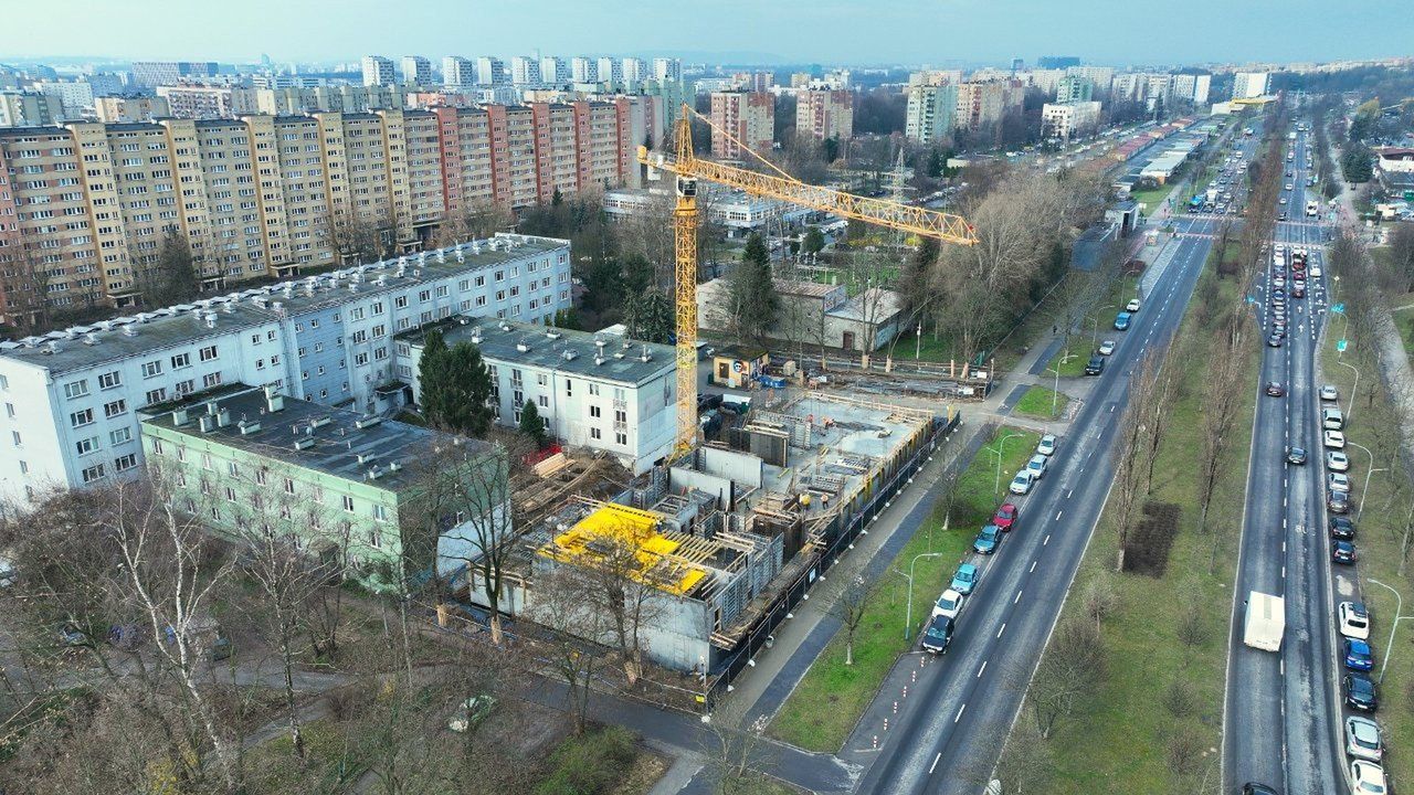 Na osiedlu Kościuszkowskim w miejscu byłego sklepu meblowego zaczął rosnąć... hotel. Mieszkańcy obawiają się, że będą tam mieszkania na wynajem.