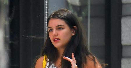 Suri Cruise na spacerze. Coraz bardziej przypomina matkę