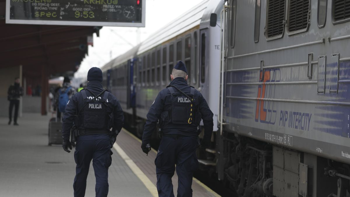 Polscy policjanci pomagający uchodźcom z Ukrainy w Przemyślu 