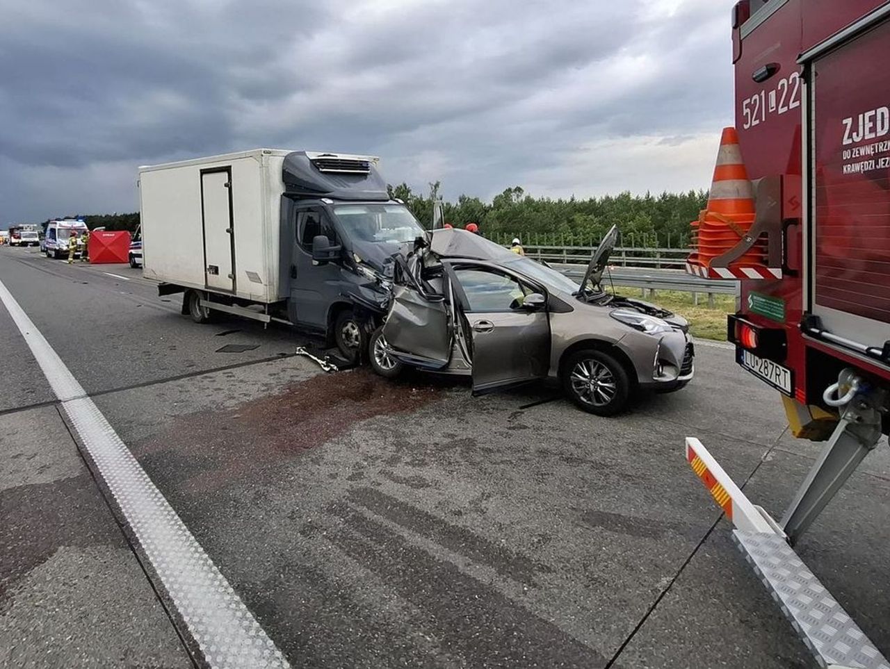 Dostawczak uderzył w auto na S17. W wypadku zginął 92-letni mężczyzna