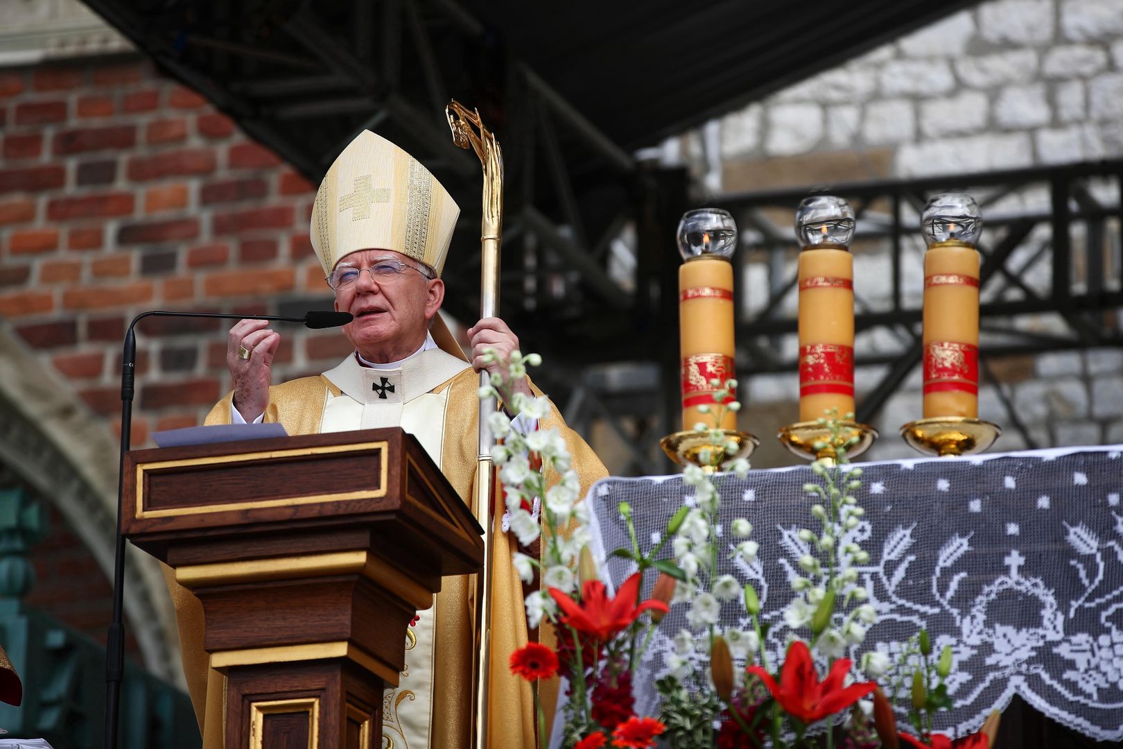 Abp Jędraszewski odprawił mszę. Wcześniej miał kontakt z zakażonym? Archidiecezja tłumaczy