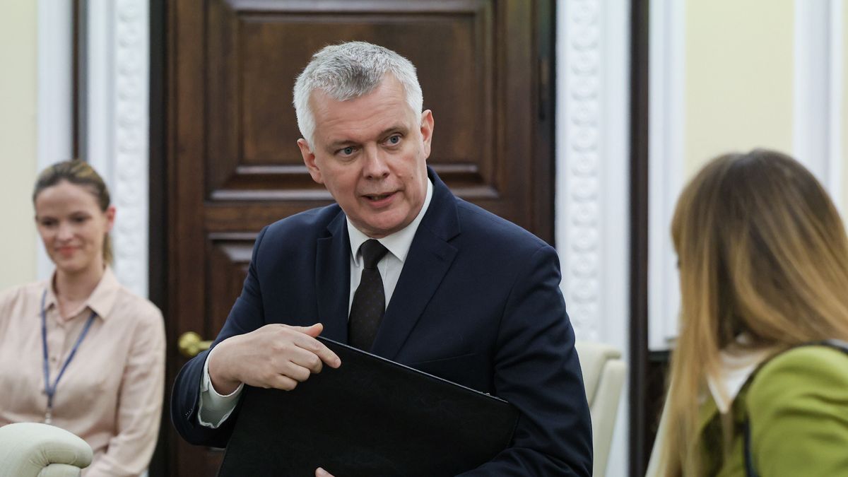 Tomasz Siemoniak
Warszawa, 13.11.2024.M inister spraw wewn�trznych i administracji, koordynator s�u�b specjalnych Tomasz Siemoniak (C) podczas posiedzenia rz�du w siedzibie Kancelarii Prezesa Rady Ministr�w w Warszawie, 13 bm. Rz�d ma wys�ucha� informacji szef�w resort�w finans�w i zdrowia na temat propozycji zmian w systemie rozliczania sk�adki na ubezpieczenie zdrowotne. (sko) PAP/Pawe� Supernak
Pawe� Supernak
Kancelaria Prezesa Rady Ministr�w, kprm, polityk polityka, posiedzenie, prezes rady Ministr�w, Rada Ministr�w, rz�d, rz�d rz�du, rz�d Tuska, rz�du, rz�du Tuska, w kprm, portret