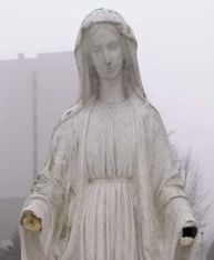 Częstochowa. Figura Matki Bożej straciła dłonie. Profanacja na przykościelnym placu