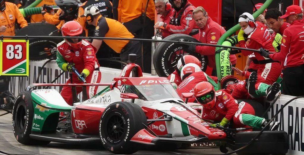 Przyczyną niecodziennej kraksy, była awaria tylnego hamulca w aucie gwiazdy Indy 500 - Roberta Shwartzmana