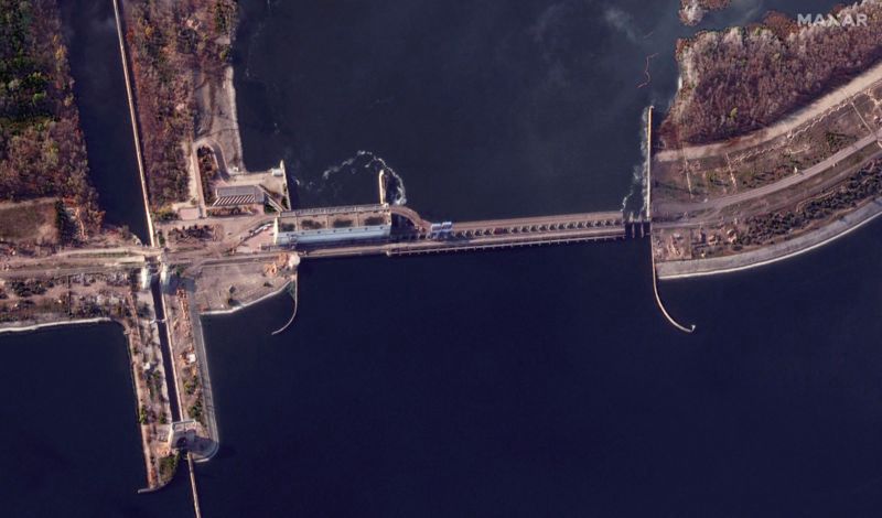 Супутниковий знімок Каховської ГЕС, на якому видно спуск води з водосховища. Листопад 2022 року.