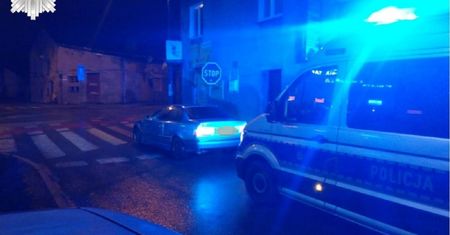 Driftował na zakrętach. Według licznika, jak nic, zbyt długo jeździł na wstecznym