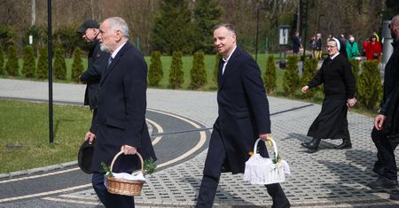 Prezydent ze święconką. Pojawił się w małym kościele w Krakowie