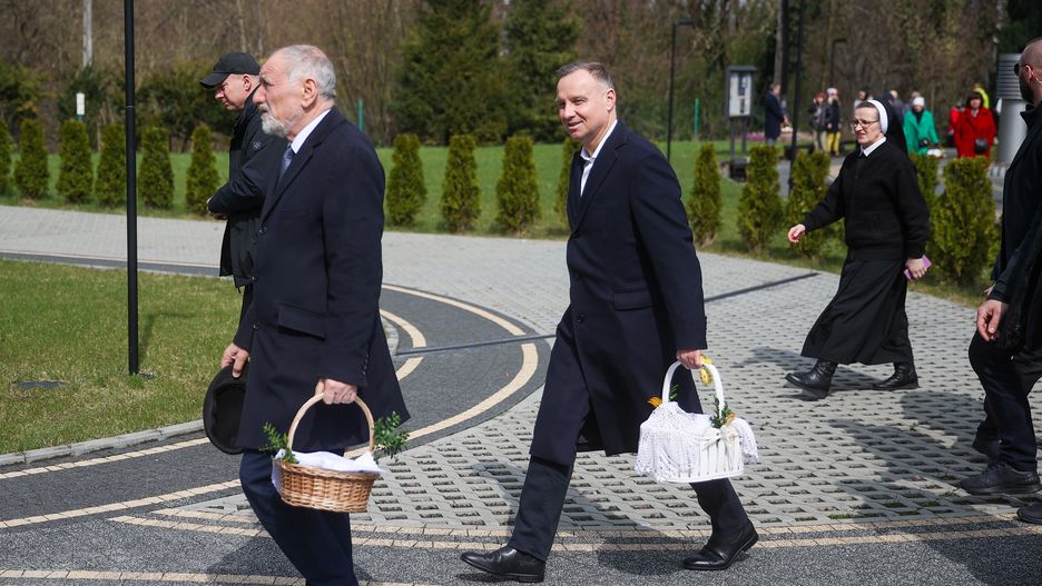 Andrzej Duda z ojcem Janem Tadeuszem Duda pod kościołem NMP Królowej Polski na Woli Justowskiej