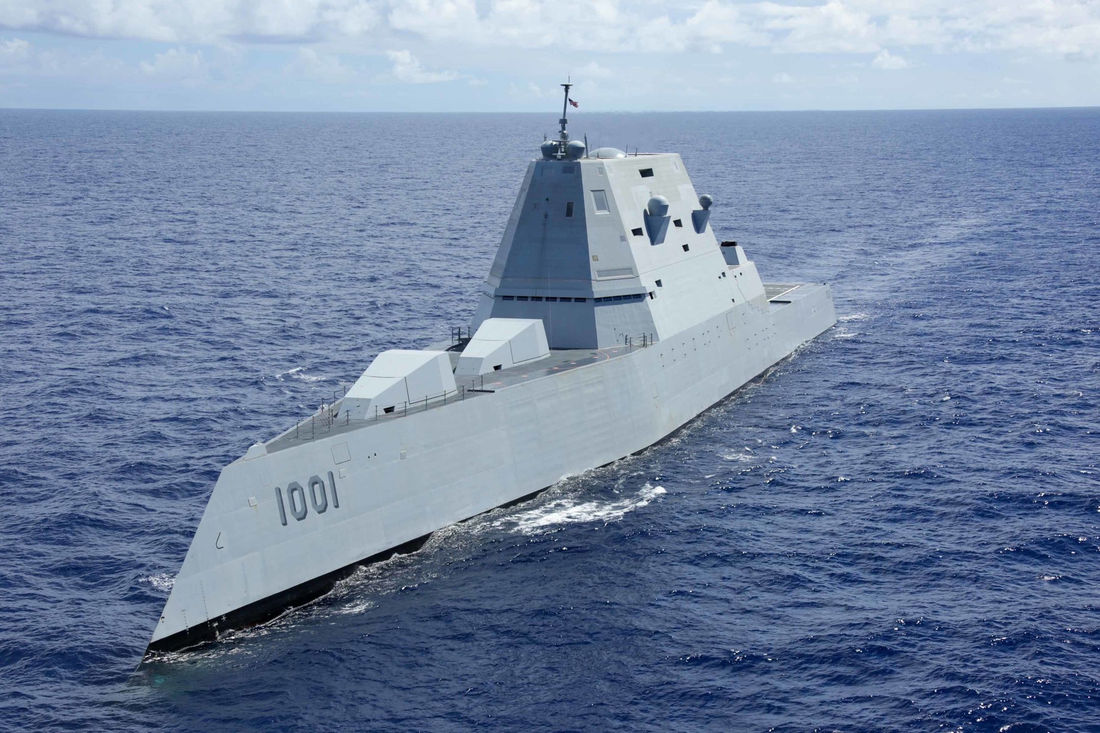 Niszczyciel USS Michael Monsoor. Z przodu widoczne dwie wieże dział AGS,